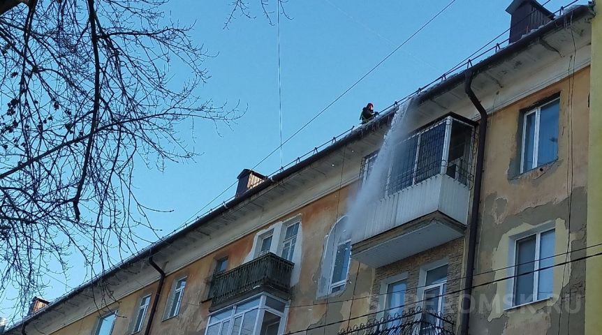 За февраль в Омске вынесли 80 предписаний за снег на крышах и во дворах