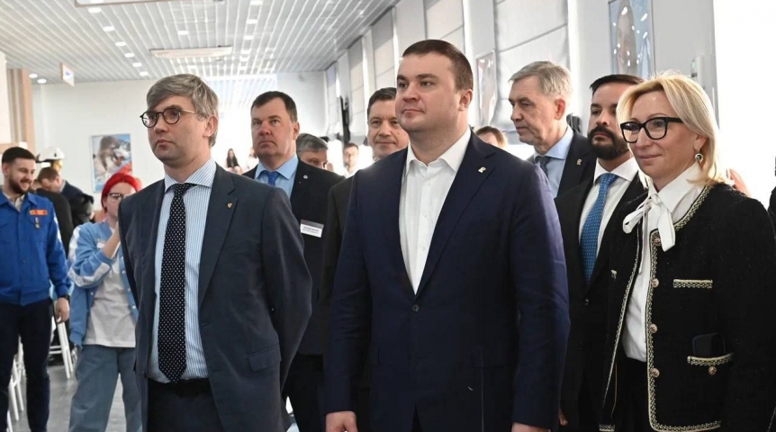 Омский губернатор Хоценко открыл первый в стране кадровый центр «Работа молодежи России»