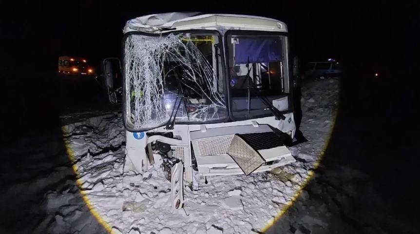 Появились кадры с места жесткого ДТП с пассажирским автобусом под Омском