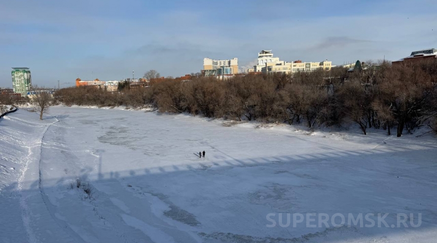 В Омске пара вышла на опасную прогулку по центру реки