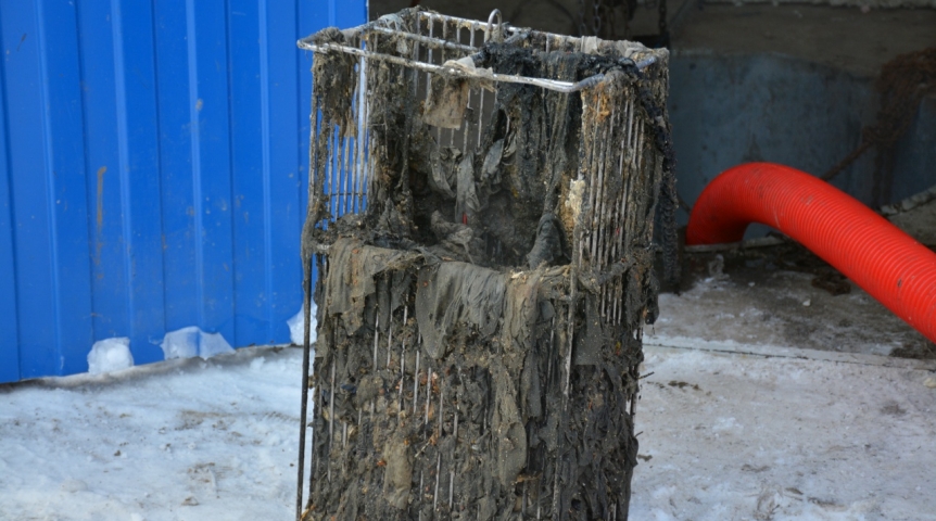 Водоканал показал жуткие находки из канализации омского дома