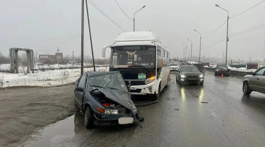 В Омске случилось тройное ДТП с автобусом