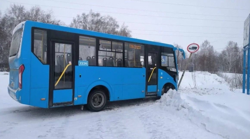 Автобус с пассажирами влетел в столб в Омске