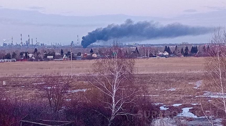 Над Омском заметили столб черного дыма