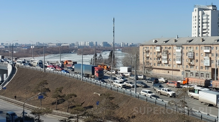В Омске Ленинградский мост встал в жуткую пробку после ДТП