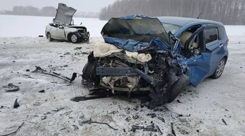 В лобовом ДТП на омской трассе погибли оба водителя