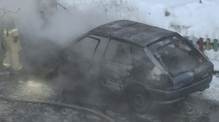 В Омске сгорела машина у подъезда