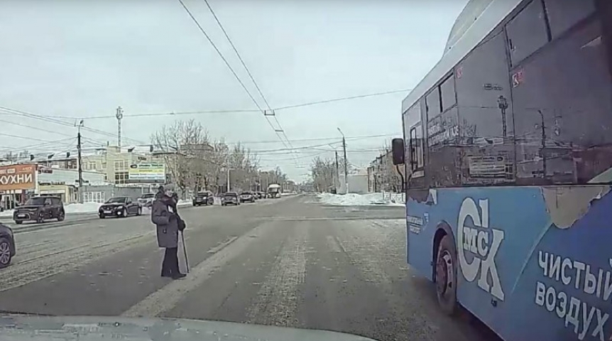В Омске лихач на автобусе едва не снес старушку на переходе