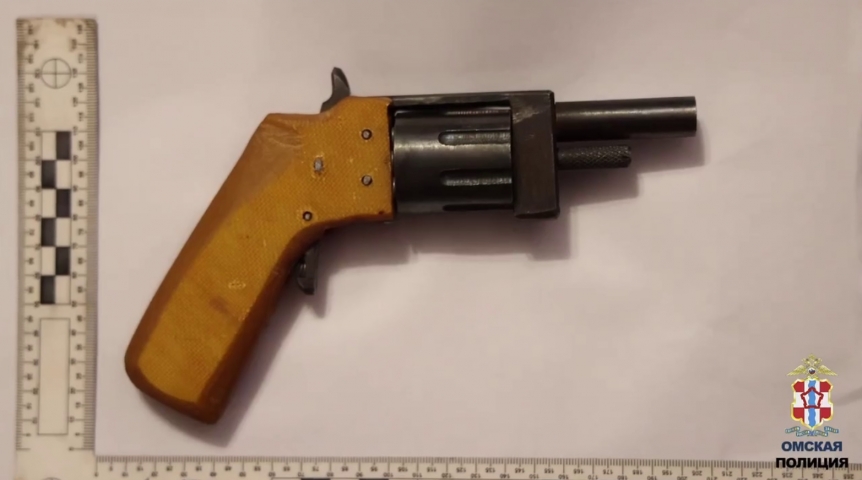 Омская пенсионерка принесла в полицию револьвер из 90-х