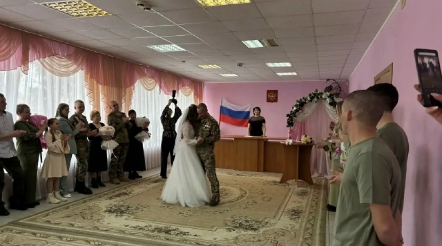 В Омской области ввели традицию поздравлять со свадьбой участников СВО