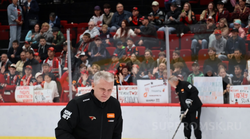 В матче со «Спартаком» шайба рассекла лоб тренеру омского «Авангарда»