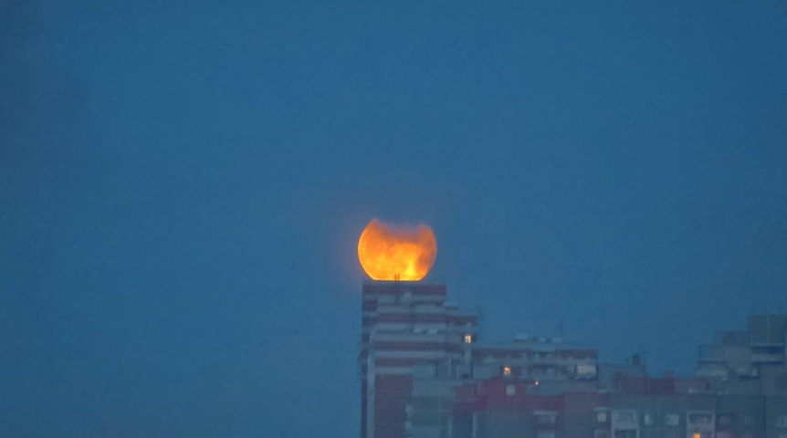 Редкое зрелище: дым омской ТЭЦ-5 закрыл затмение «кровавой Луны»