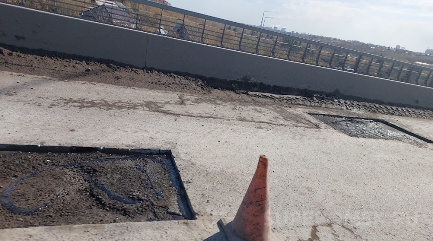 На Октябрьском мосту в Омске начали ремонт дороги