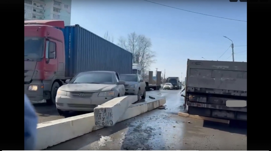 На дороге в Омске потеряли строительные блоки: это привело к ДТП