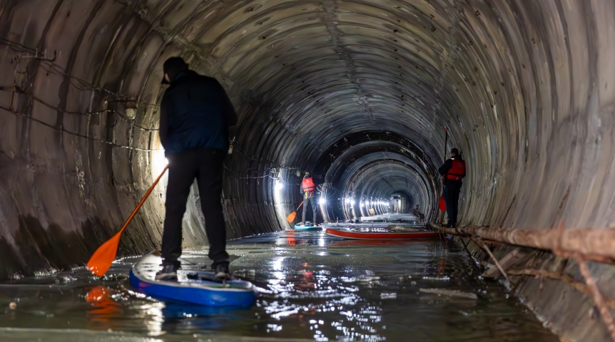 На сапбордах по тоннелям: омичи устроили сплав в недостроенном метро