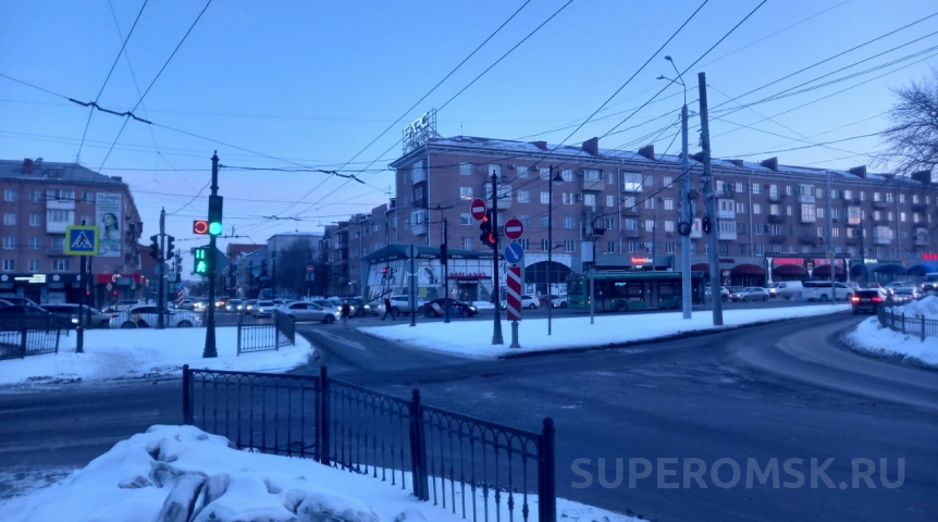 Ленинградский мост в Омске встал в длинную пробку после инцидента с троллейбусом