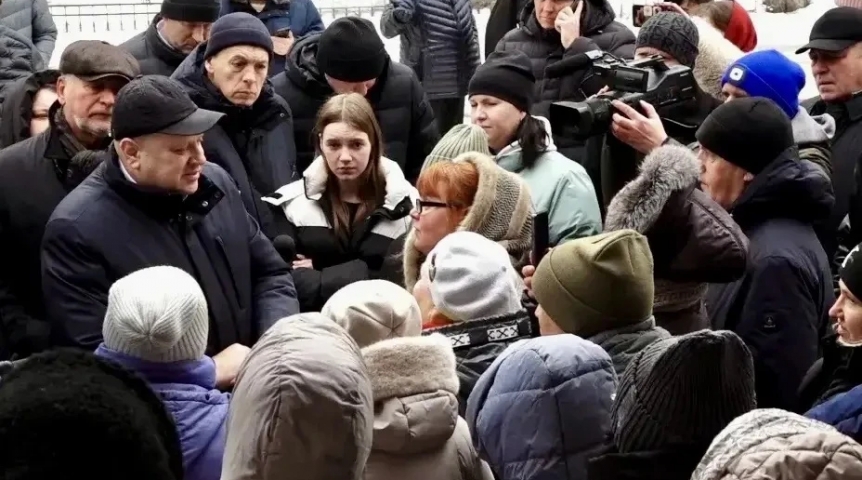 Мэр Омска Шелест встретился с жителями аварийного дома на Королева