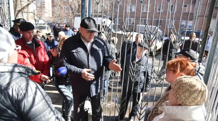 Мэр Омска Сергей Шелест снова встретился с жителями дома на Королева