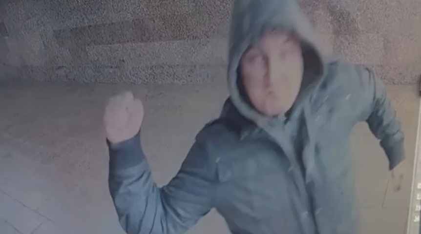 Омич сразился с камерой в подземном переходе