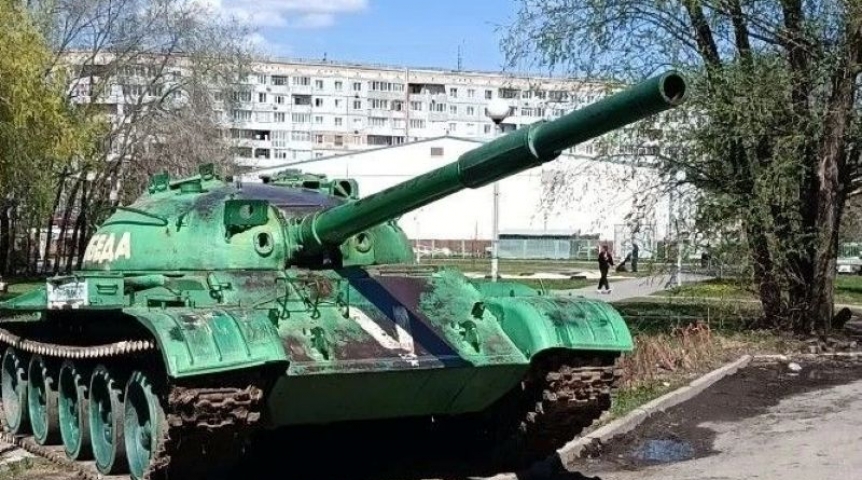Покалечивший ребенка дворовый танк отправили в омский музей