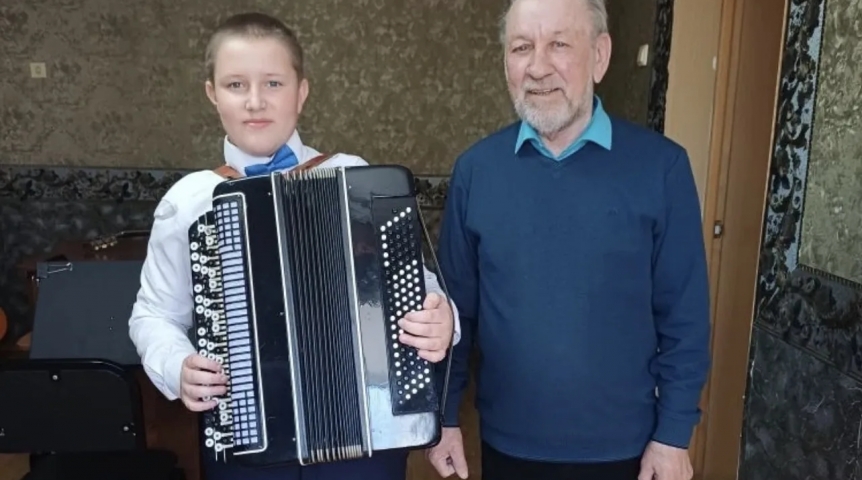 Первый замглавы Омского района Плукчи подарил баян юному ученику школы искусств