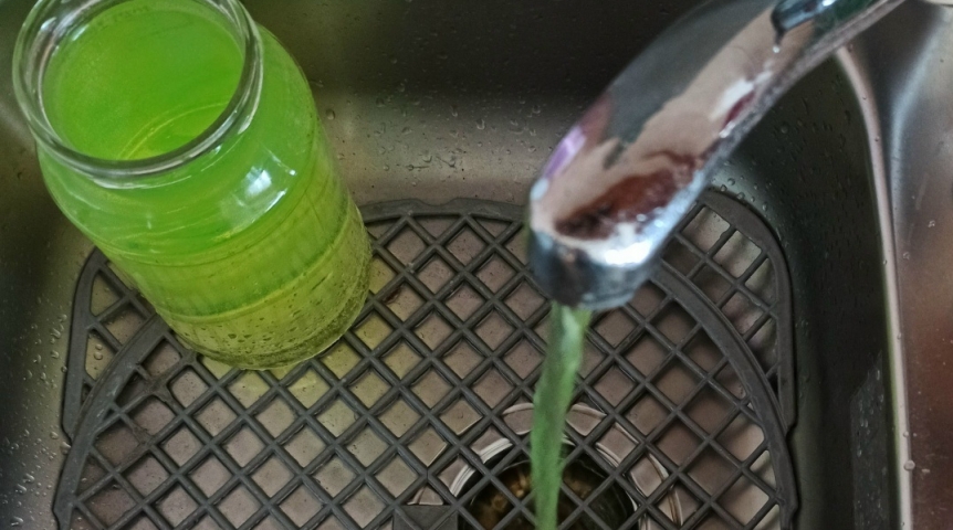 Омичи жалуются на флуоресцентную воду из-под крана