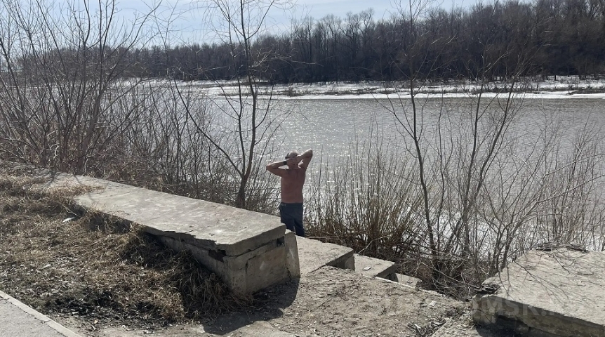 Омичи с первым теплом выходят загорать на берегу Иртыша