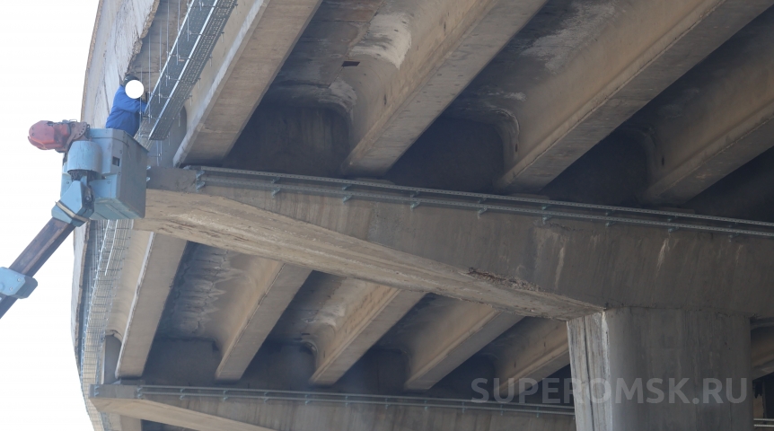 Омичи заметили на мосту работы для безопасности