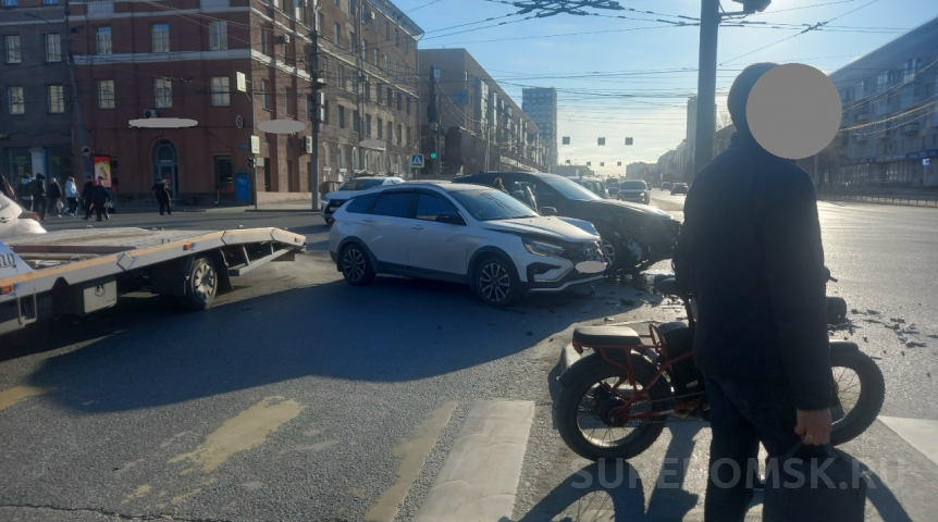 Центр Омска встал в жуткие пробки после ДТП на перекрестке