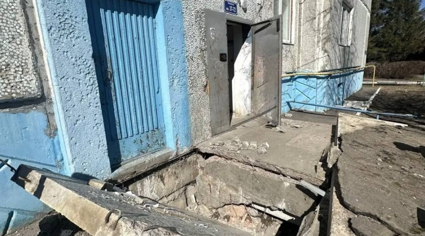 Происшествия в Омске В поселке под Омском рухнул козырек подъезда
