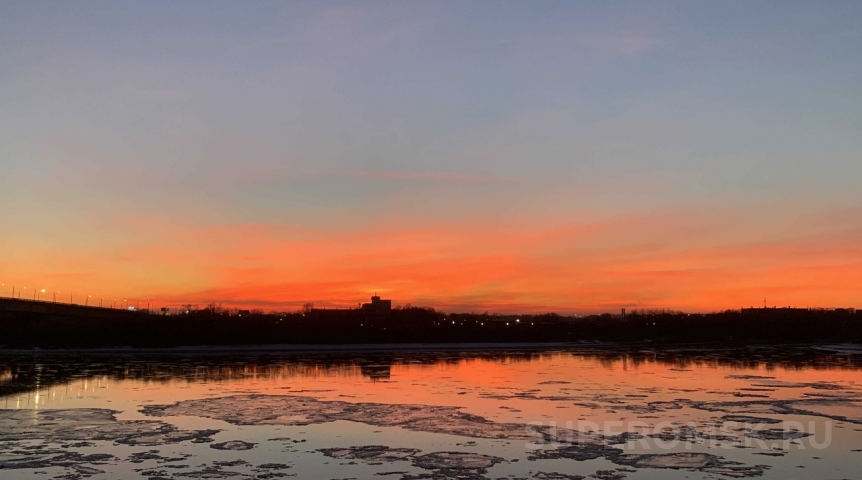 По Иртышу в Омске пошел ледоход