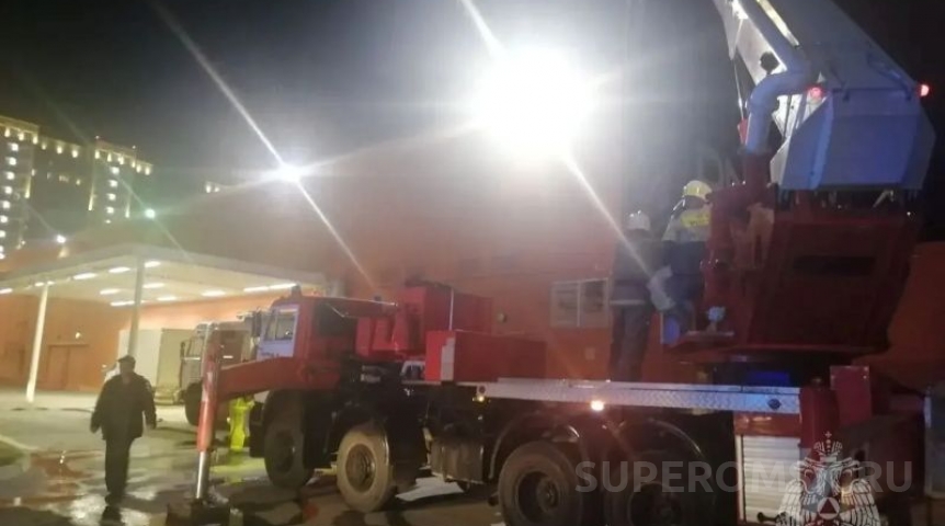 Появились кадры тушения склада техники в Омске