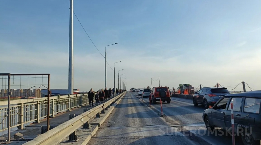 Омичи массово нарушили запрет на мосту у Телецентра из-за матча «Авангарда»