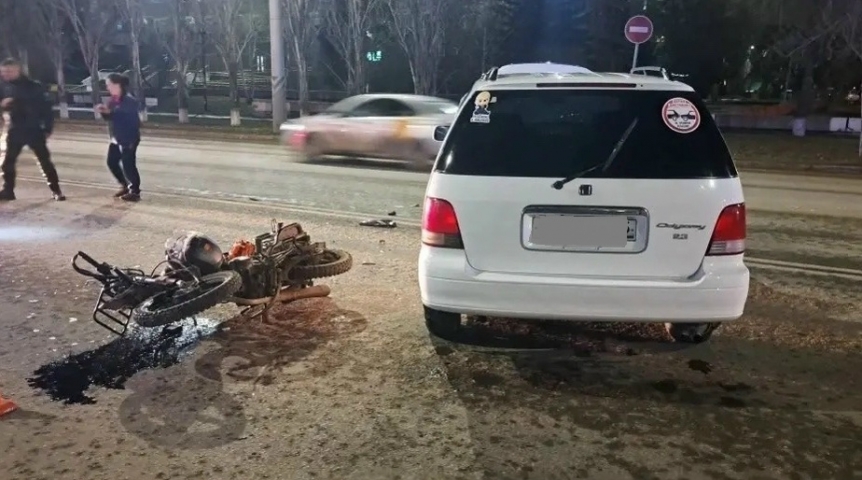 В Омске случилось первое в этом сезоне ДТП с мотоциклом