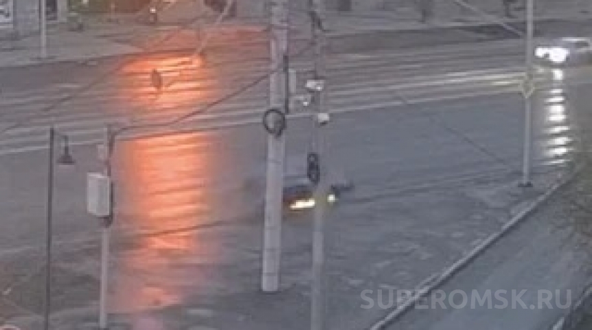 У Ленинградского моста в Омске опрокинулся автомобиль: видео