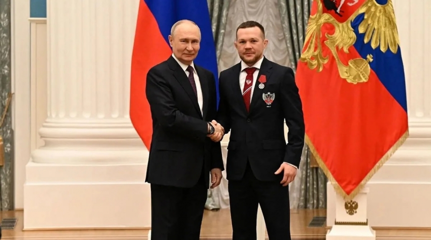 Владимир Путин наградил омского бойца Петра Яна