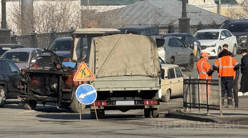 Центр Омска встал в жуткие пробки