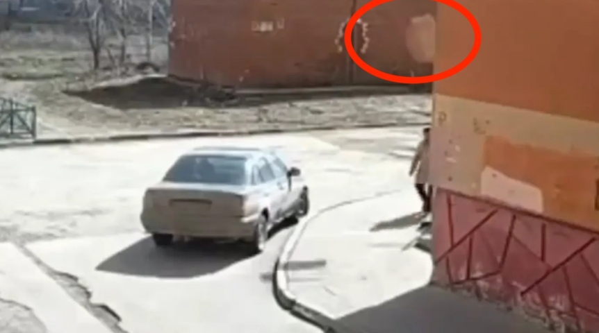 В Омске бабушку чуть не убило выброшенной сверху тумбочкой