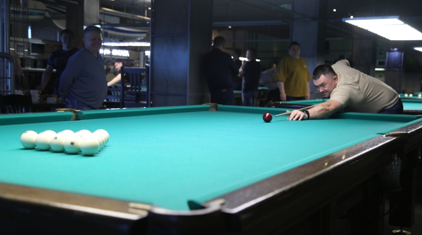 Бывший подчиненный обошел начальника омского УФСИН на корпоративном турнире по бильярду