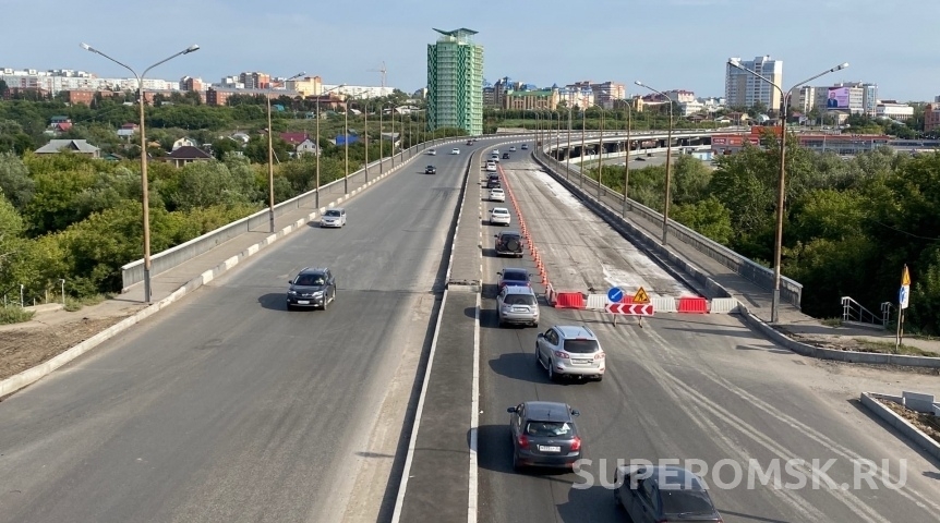 У Фрунзенского моста в Омске частично ограничили проезд из-за строительства коммуникаций