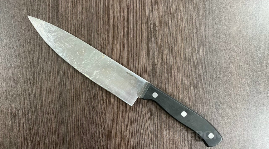 В Омской области сельчанка из-за неприязни тяжело ранила знакомого