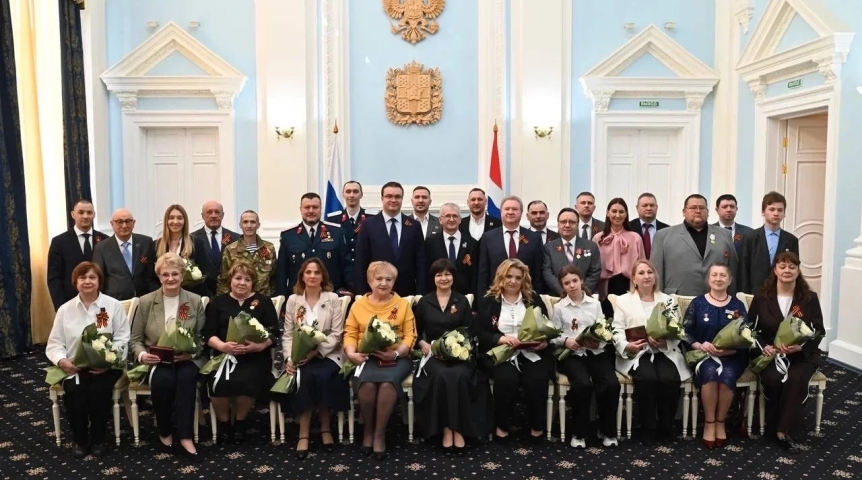 Хоценко в преддверии 1 мая наградил омичей за достижения в разных сферах: список