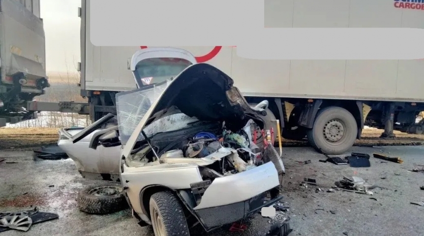 Омскую трассу перекрыли после смертельного ДТП с фурой