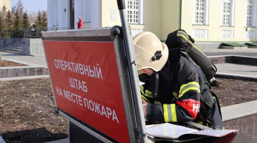 Под Омском полыхают дома у поля