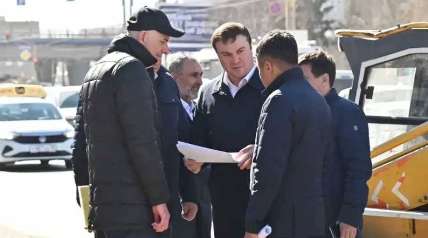 Виталий Хоценко проверил ход ремонта дорог и благоустройства набережной в Омске