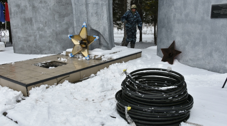 В омской Знаменке монтируют вечный огонь с газификацией