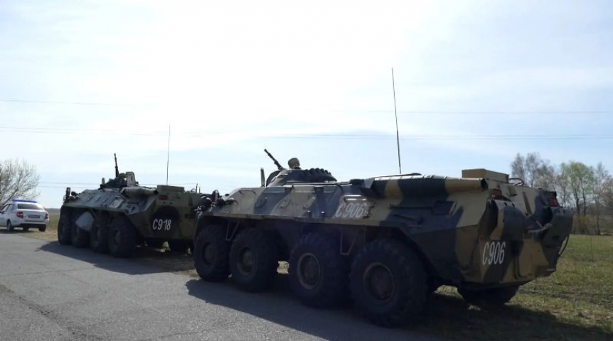 В двух омских районах провели учения с бронетехникой