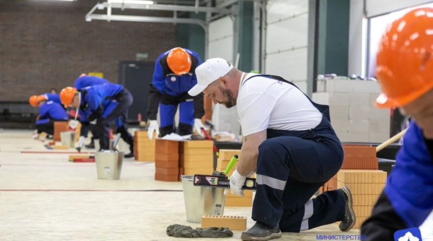 В Омске выбирают лучших каменщиков и штукатуров