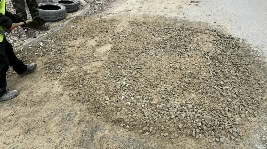 В центре Омска засыпали провал на дороге