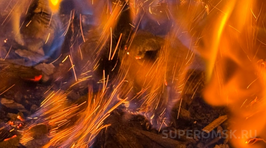 При пожаре в центре Омска погиб человек